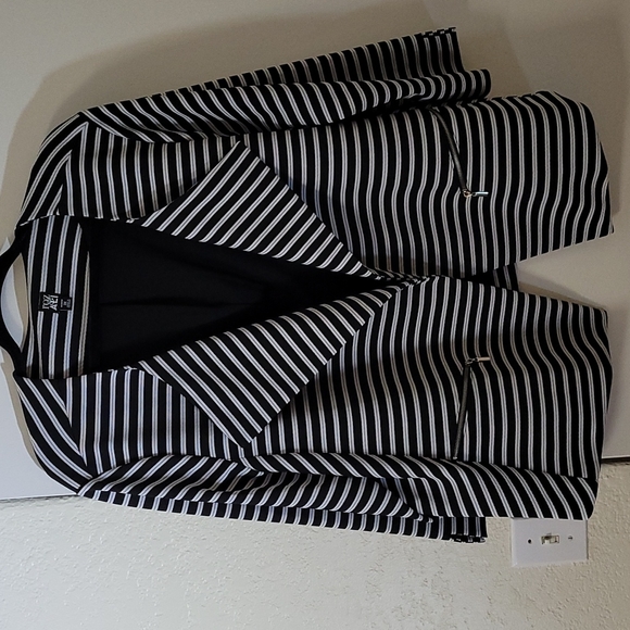 Roz & Ali Jackets & Blazers - Three quarter length sleeve black and white blazer with zip pockets